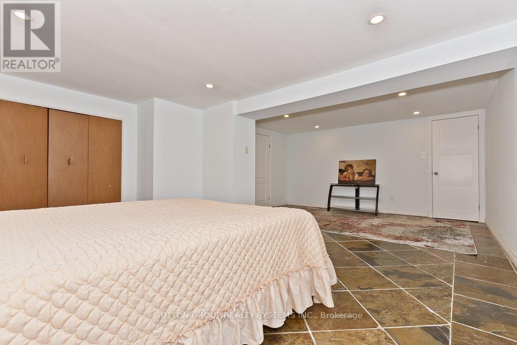 1236 Ogden Avenue, Mississauga, ON - Indoor Photo Showing Bedroom