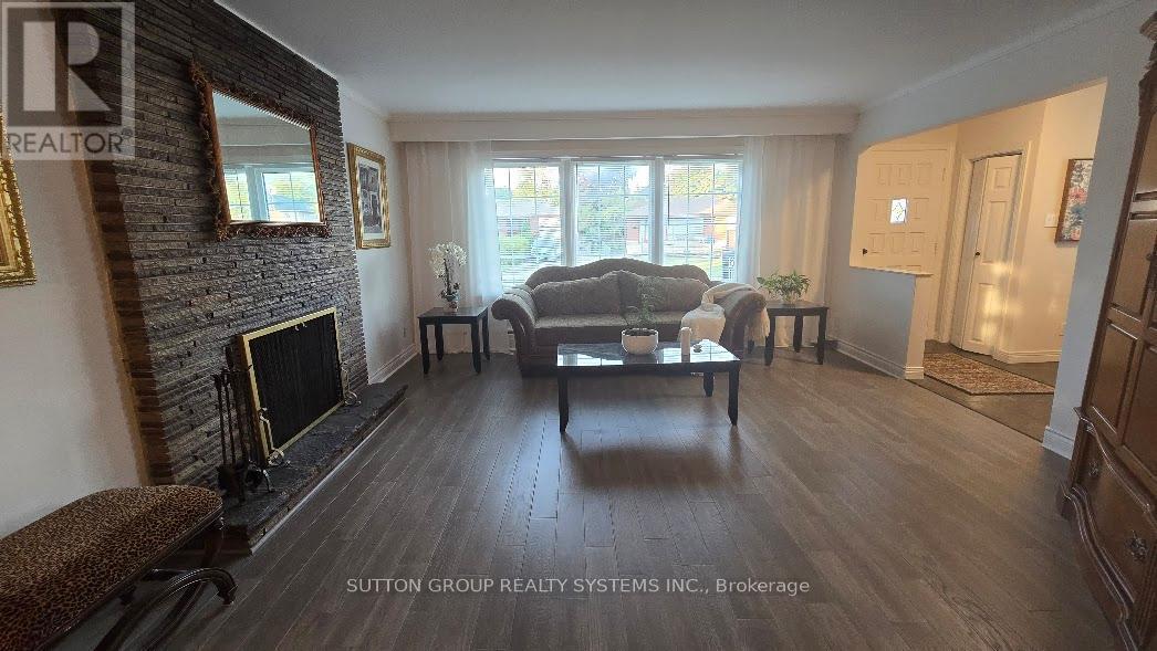 1236 Ogden Avenue, Mississauga, ON - Indoor Photo Showing Living Room With Fireplace