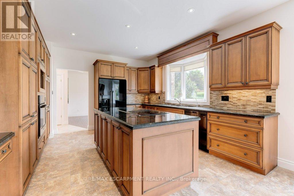 17 Tews Lane, Hamilton, ON - Indoor Photo Showing Kitchen