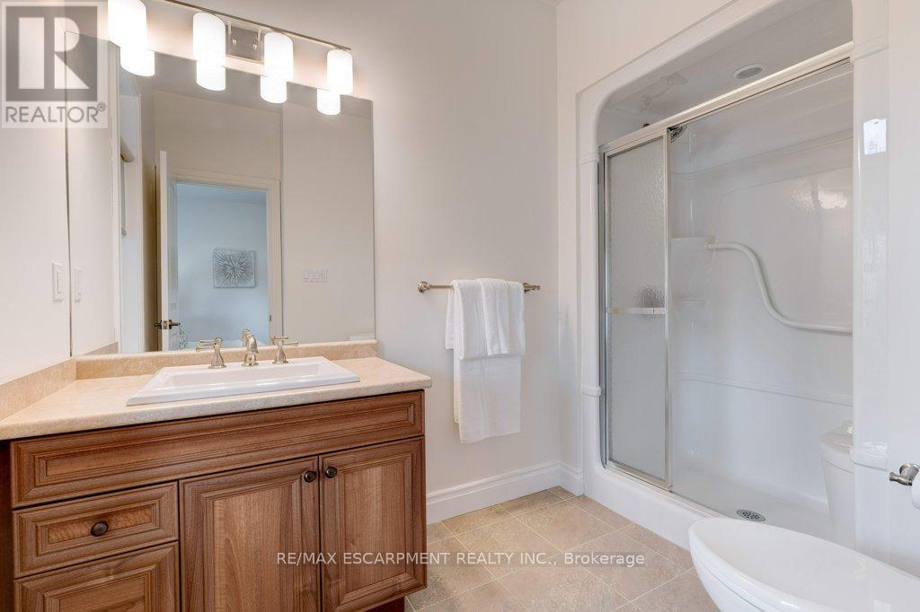 17 Tews Lane, Hamilton, ON - Indoor Photo Showing Bathroom