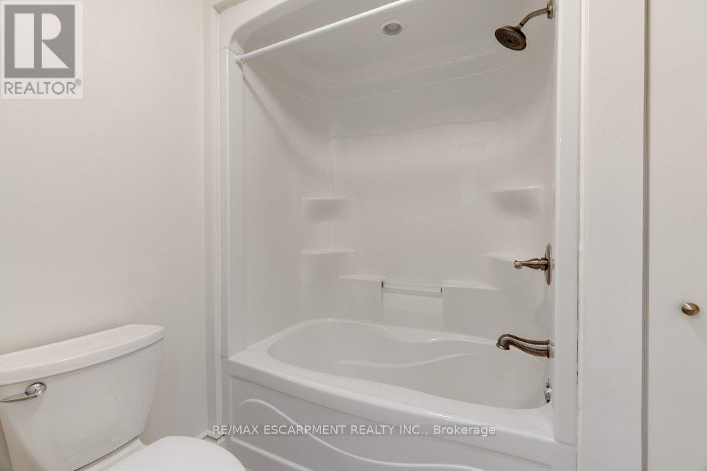 17 Tews Lane, Hamilton, ON - Indoor Photo Showing Bathroom