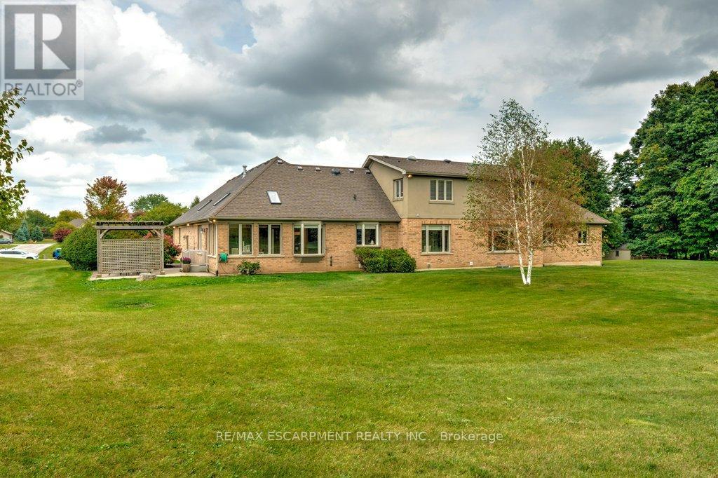 17 Tews Lane, Hamilton, ON - Outdoor