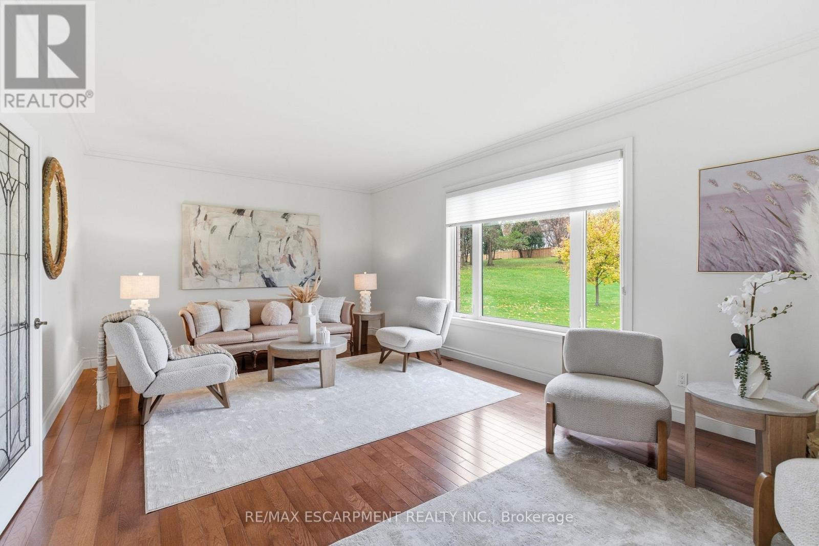 17 Tews Lane, Hamilton, ON - Indoor Photo Showing Living Room