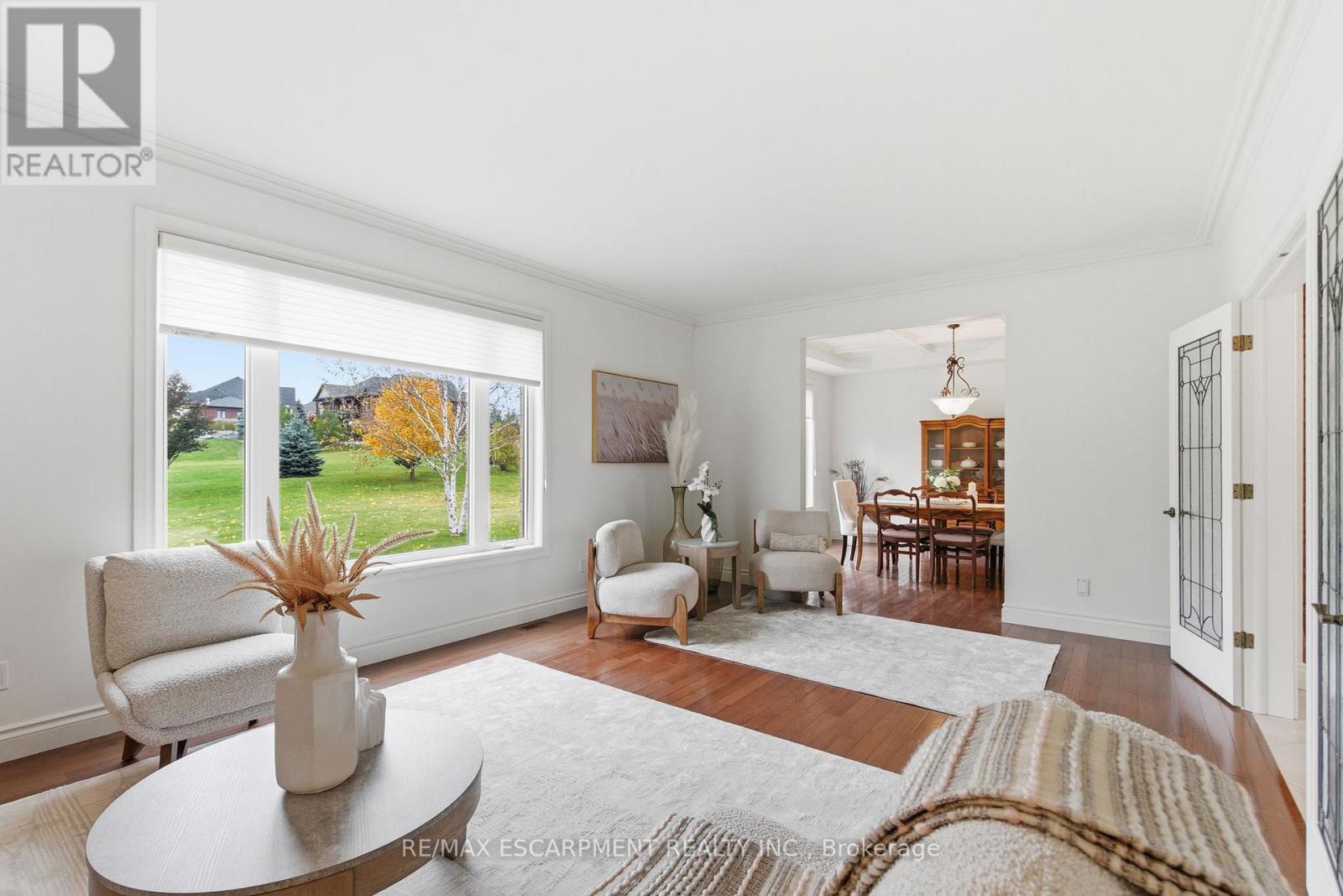 17 Tews Lane, Hamilton, ON - Indoor Photo Showing Living Room