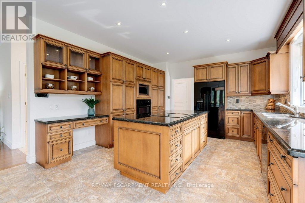 17 Tews Lane, Hamilton, ON - Indoor Photo Showing Kitchen