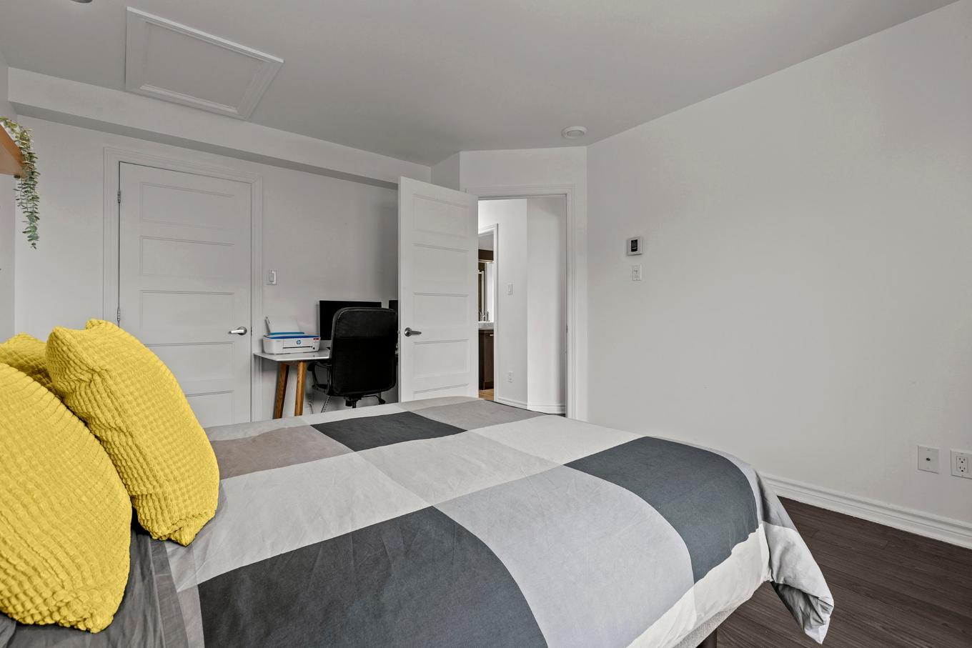 Primary bedroom - 3814 Boul. Gareau, Longueuil (Saint-Hubert), QC - Indoor Photo Showing Bedroom