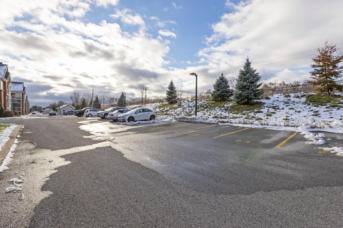 Parking - 3814 Boul. Gareau, Longueuil (Saint-Hubert), QC - Outdoor With View