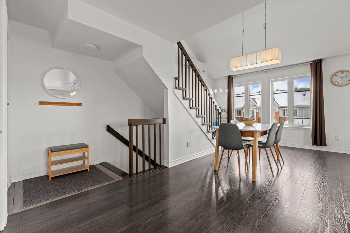 Hall - 3814 Boul. Gareau, Longueuil (Saint-Hubert), QC - Indoor