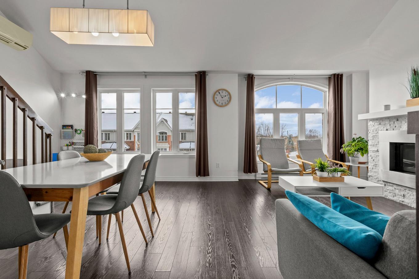 Overall view - 3814 Boul. Gareau, Longueuil (Saint-Hubert), QC - Indoor With Fireplace