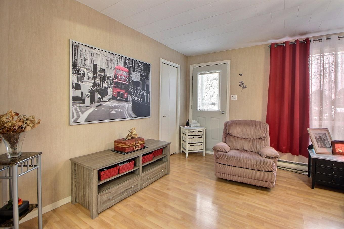 Salon - 60 Rue Morin, Saint-Félix-De-Dalquier, QC - Indoor Photo Showing Other Room