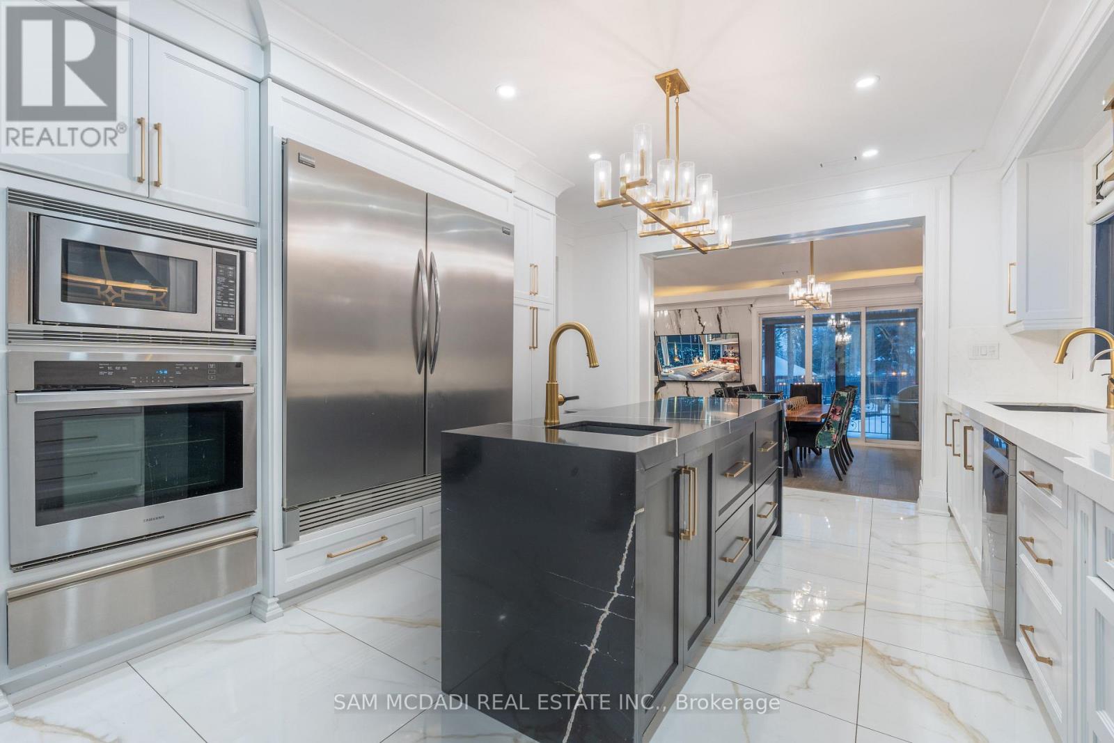 1540 Mississauga Road, Mississauga, ON - Indoor Photo Showing Kitchen With Upgraded Kitchen