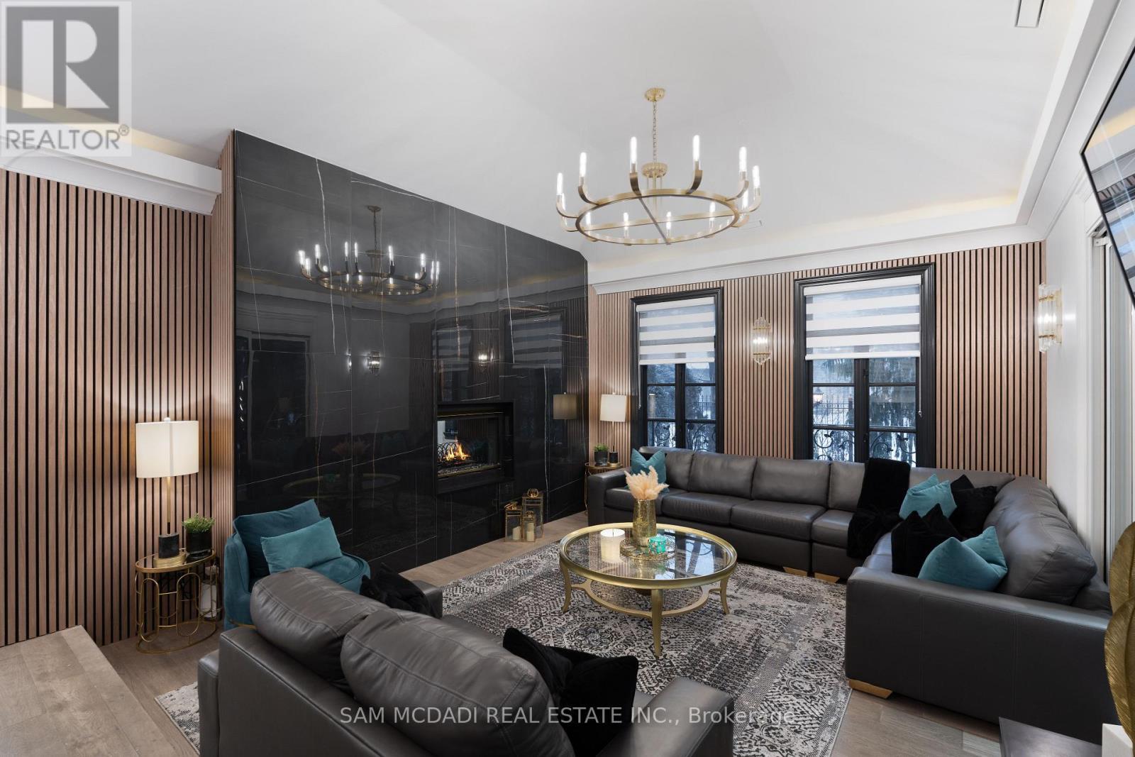 1540 Mississauga Road, Mississauga, ON - Indoor Photo Showing Living Room With Fireplace