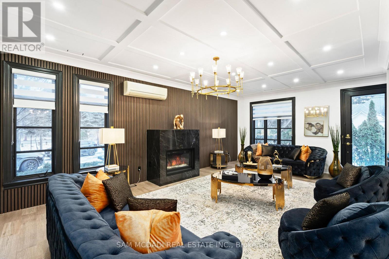 1540 Mississauga Road, Mississauga, ON - Indoor Photo Showing Living Room With Fireplace