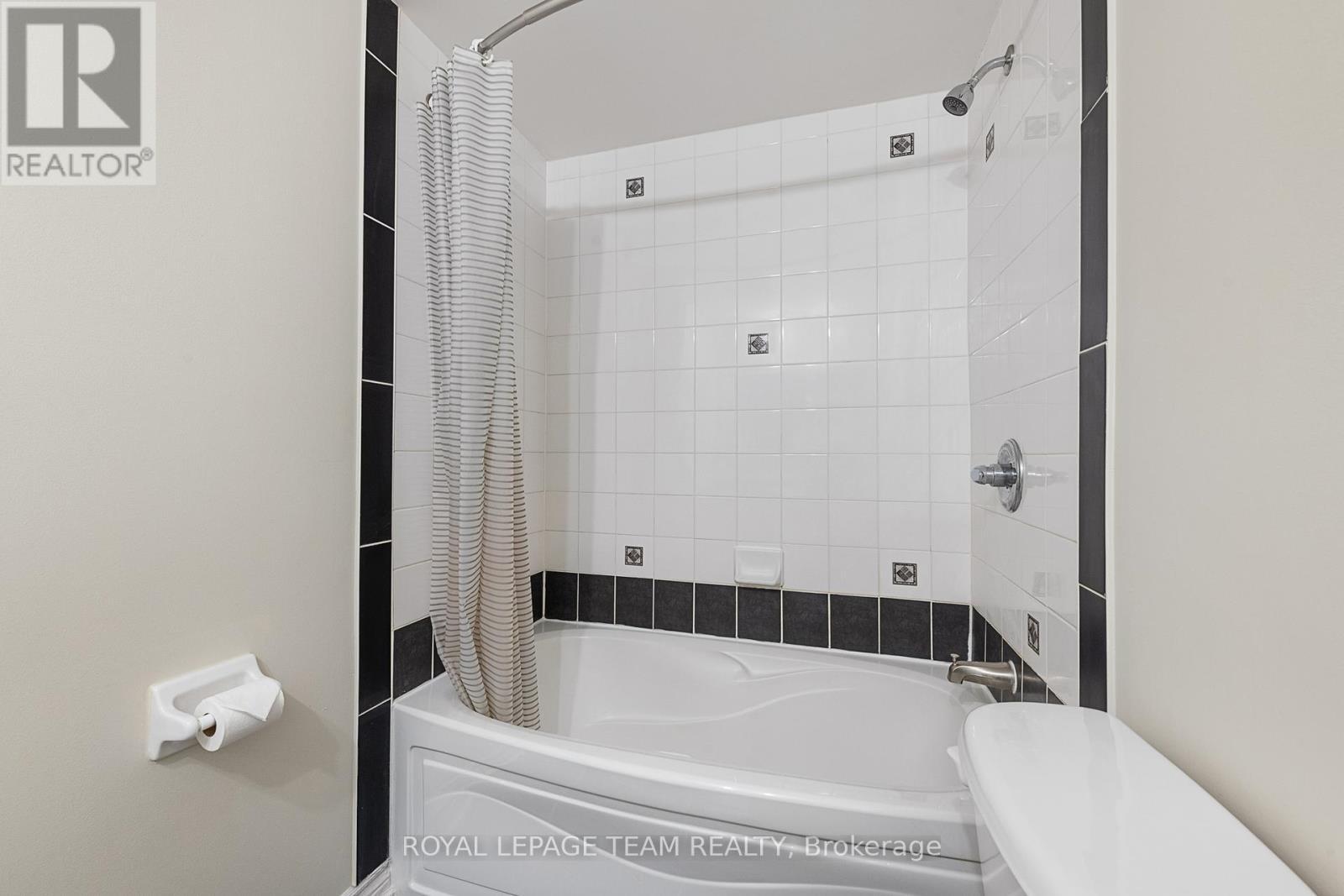 Timeless Black & White Tub & shower area! - 54 - 227 Ridgepark Private, Ottawa, ON - Indoor Photo Showing Bathroom