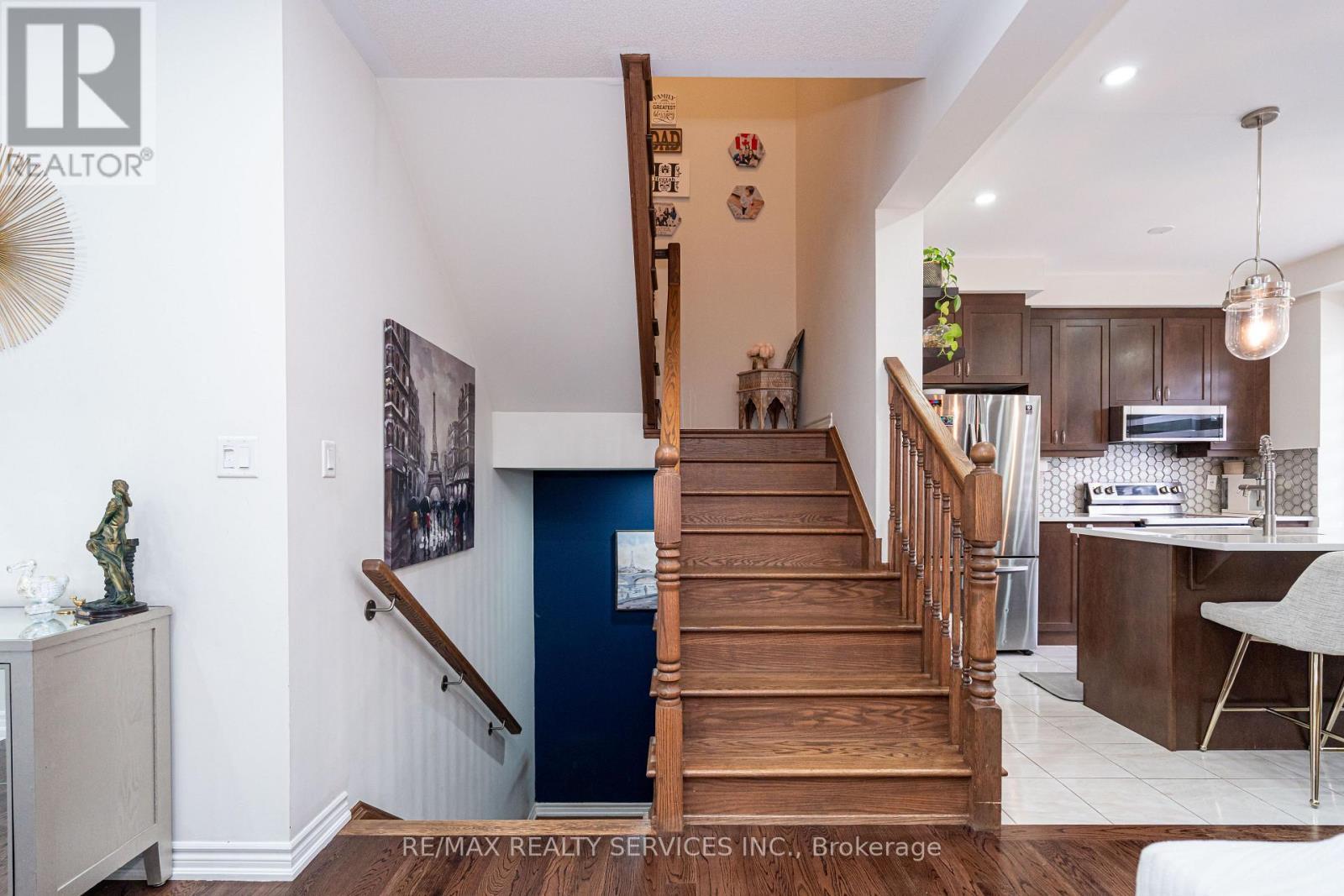11 Cyclone Trail, Brampton, ON - Indoor Photo Showing Kitchen With Upgraded Kitchen