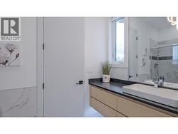 Full 3pce Bathroom Main Floor -