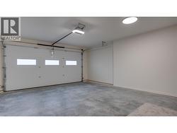 DOUBLE GARAGE -