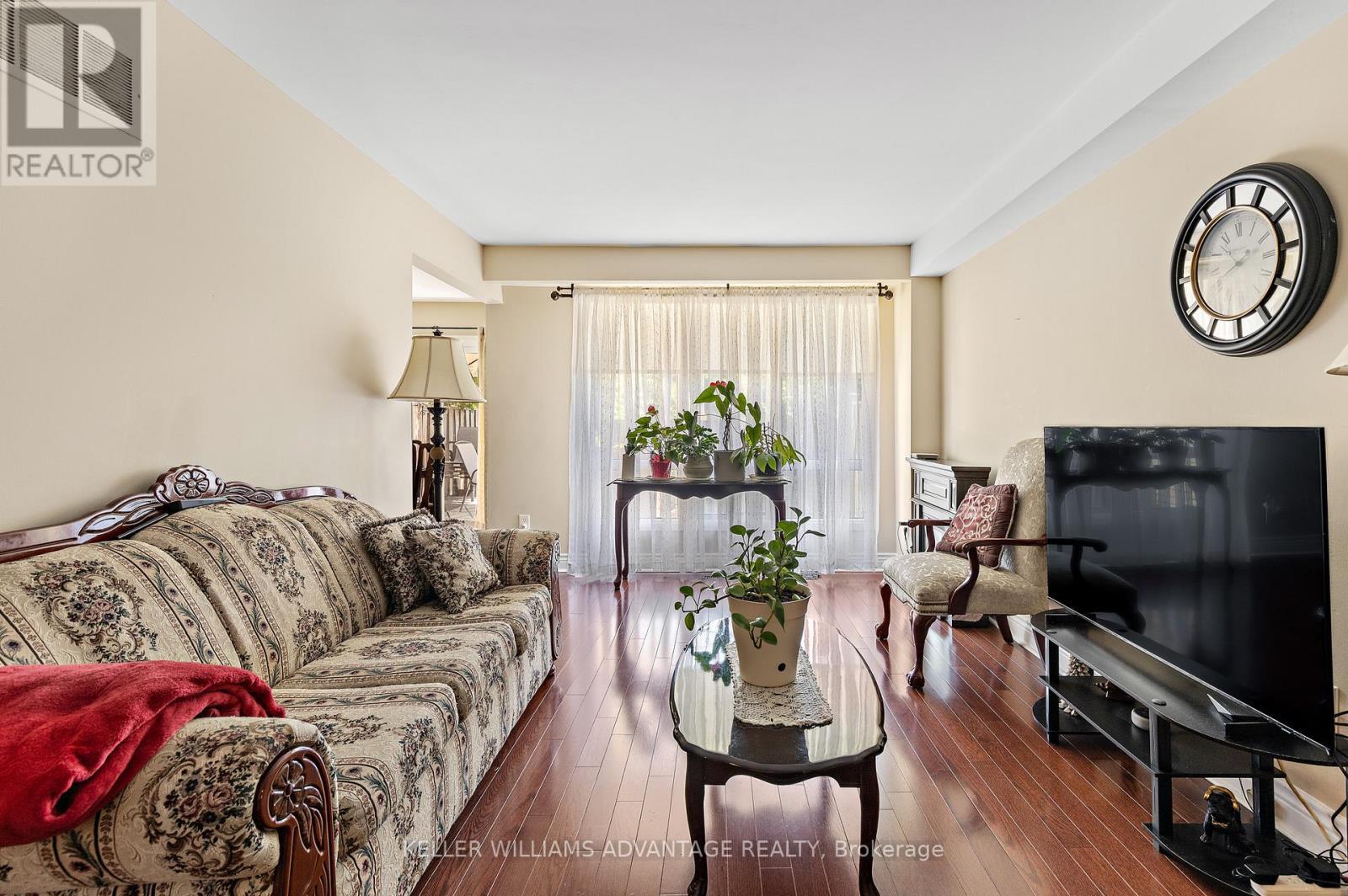17 - 1051 Sandhurst Circle, Toronto, ON - Indoor Photo Showing Living Room