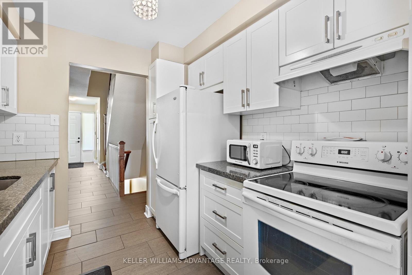 17 - 1051 Sandhurst Circle, Toronto, ON - Indoor Photo Showing Kitchen