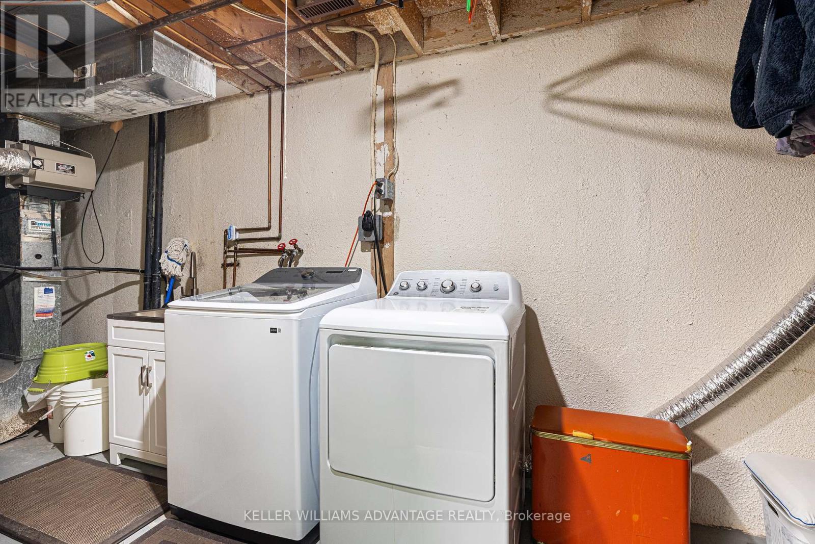 17 - 1051 Sandhurst Circle, Toronto, ON - Indoor Photo Showing Laundry Room
