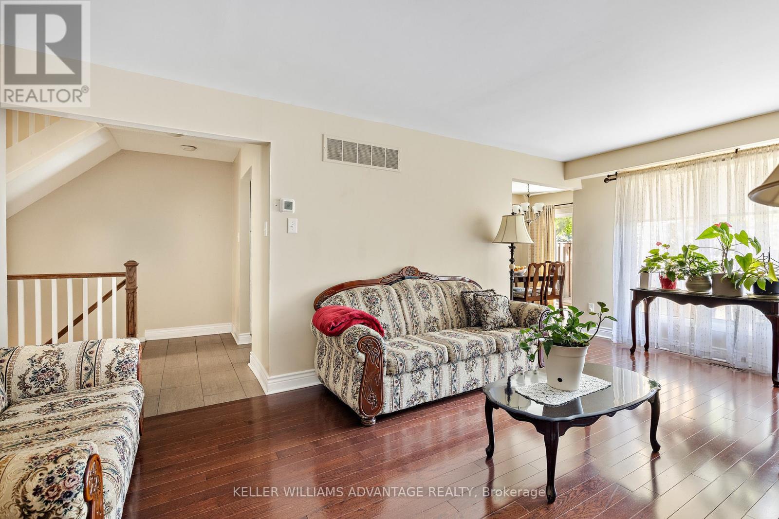 17 - 1051 Sandhurst Circle, Toronto, ON - Indoor Photo Showing Living Room
