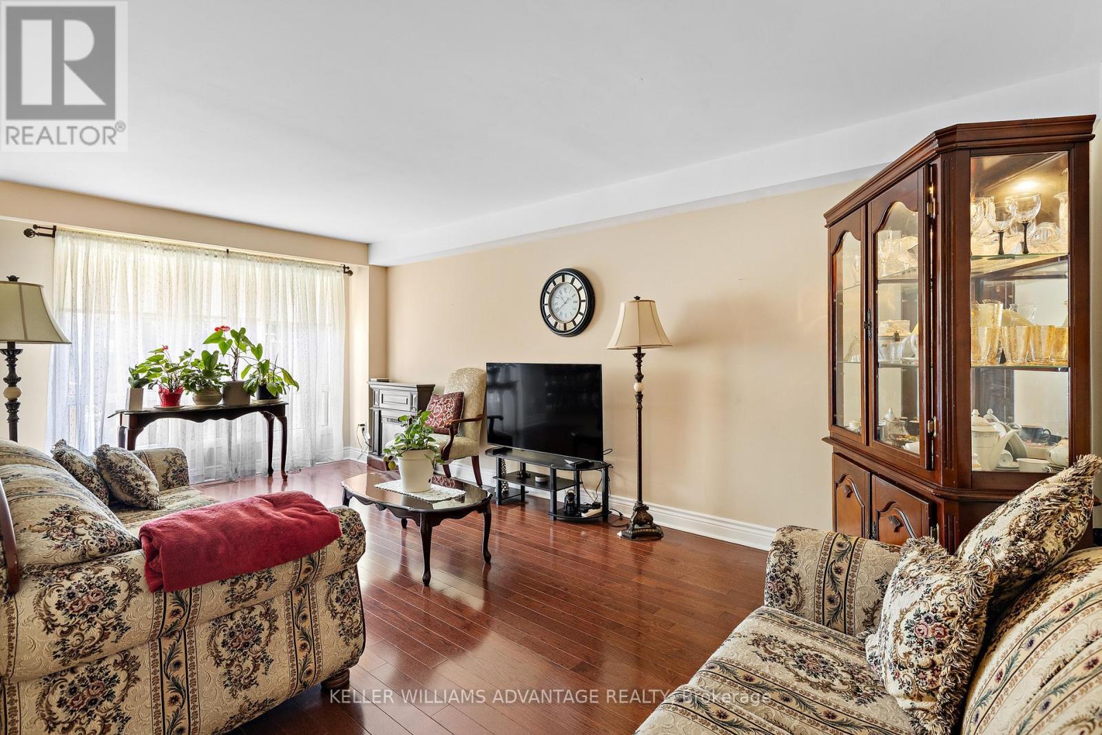 17 - 1051 Sandhurst Circle, Toronto, ON - Indoor Photo Showing Living Room