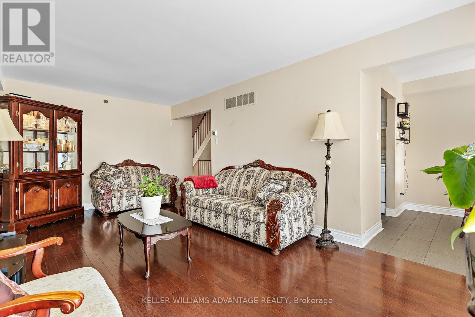 17 - 1051 Sandhurst Circle, Toronto, ON - Indoor Photo Showing Living Room