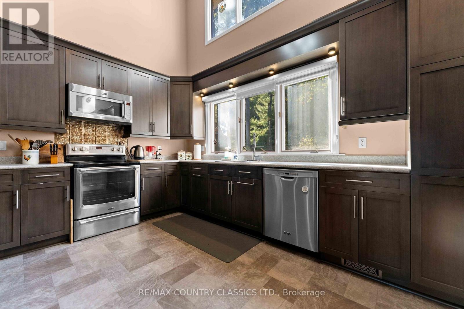 13 Lorbetskie Road, Madawaska Valley, ON - Indoor Photo Showing Kitchen