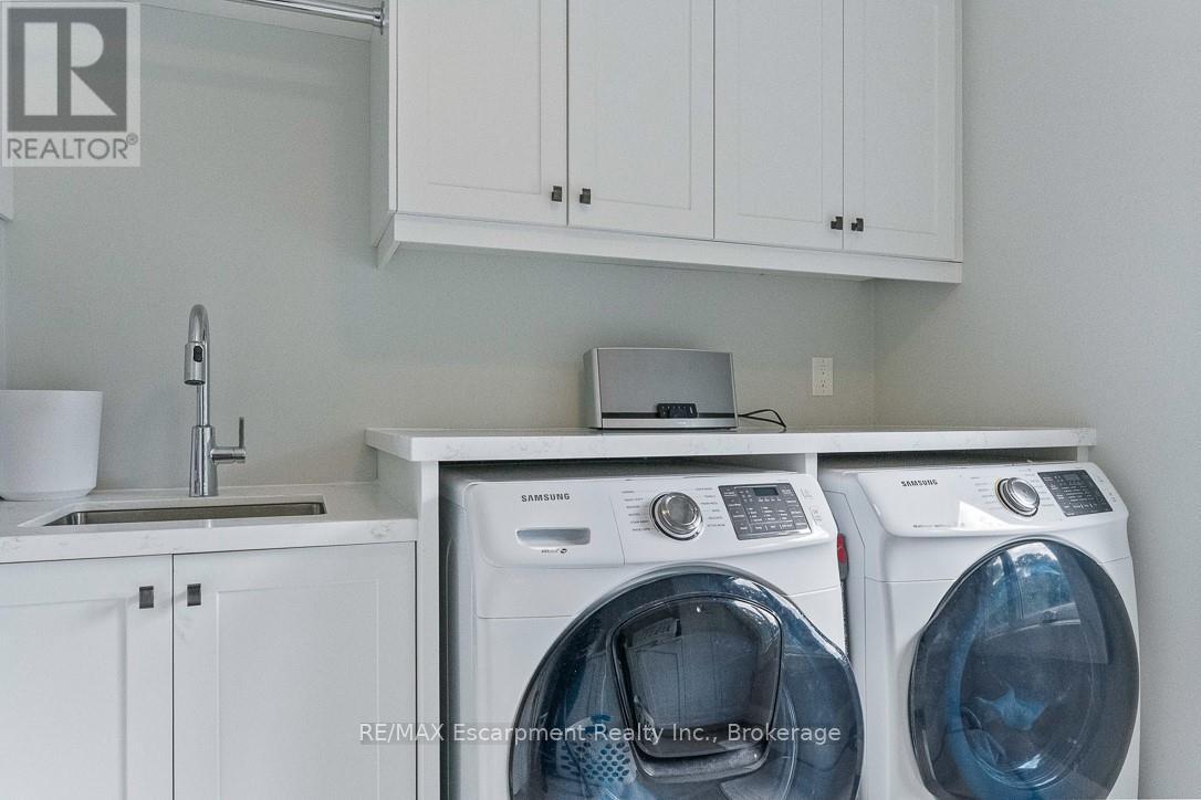 231 Southwood Court, Oakville (Br Bronte), ON - Indoor Photo Showing Laundry Room