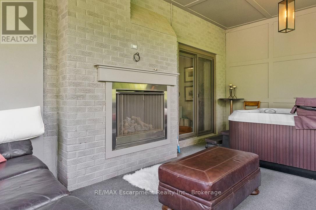 231 Southwood Court, Oakville (Br Bronte), ON - With Exterior