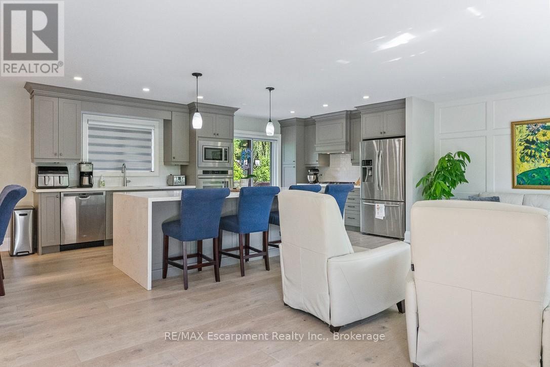 231 Southwood Court, Oakville (Br Bronte), ON - Indoor Photo Showing Kitchen With Upgraded Kitchen