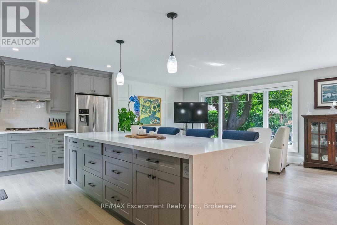 231 Southwood Court, Oakville (Br Bronte), ON - Indoor Photo Showing Kitchen With Upgraded Kitchen