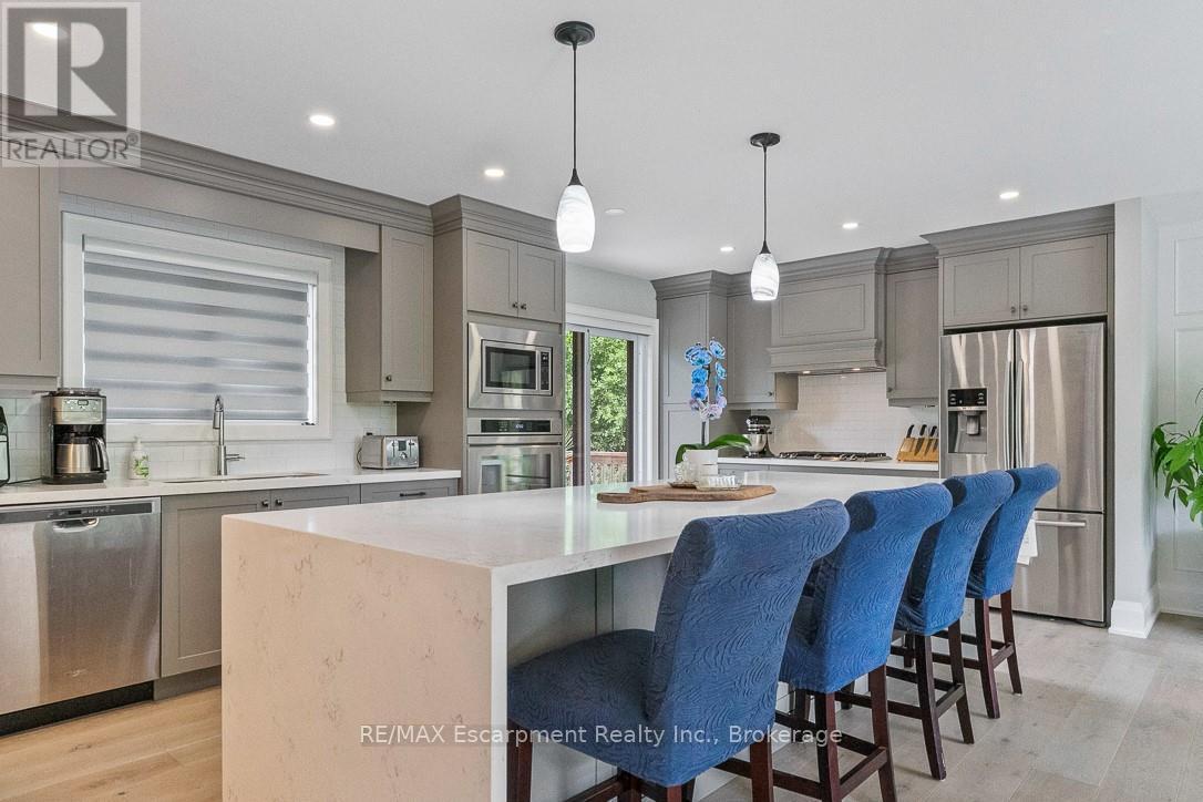 231 Southwood Court, Oakville (Br Bronte), ON - Indoor Photo Showing Kitchen With Upgraded Kitchen