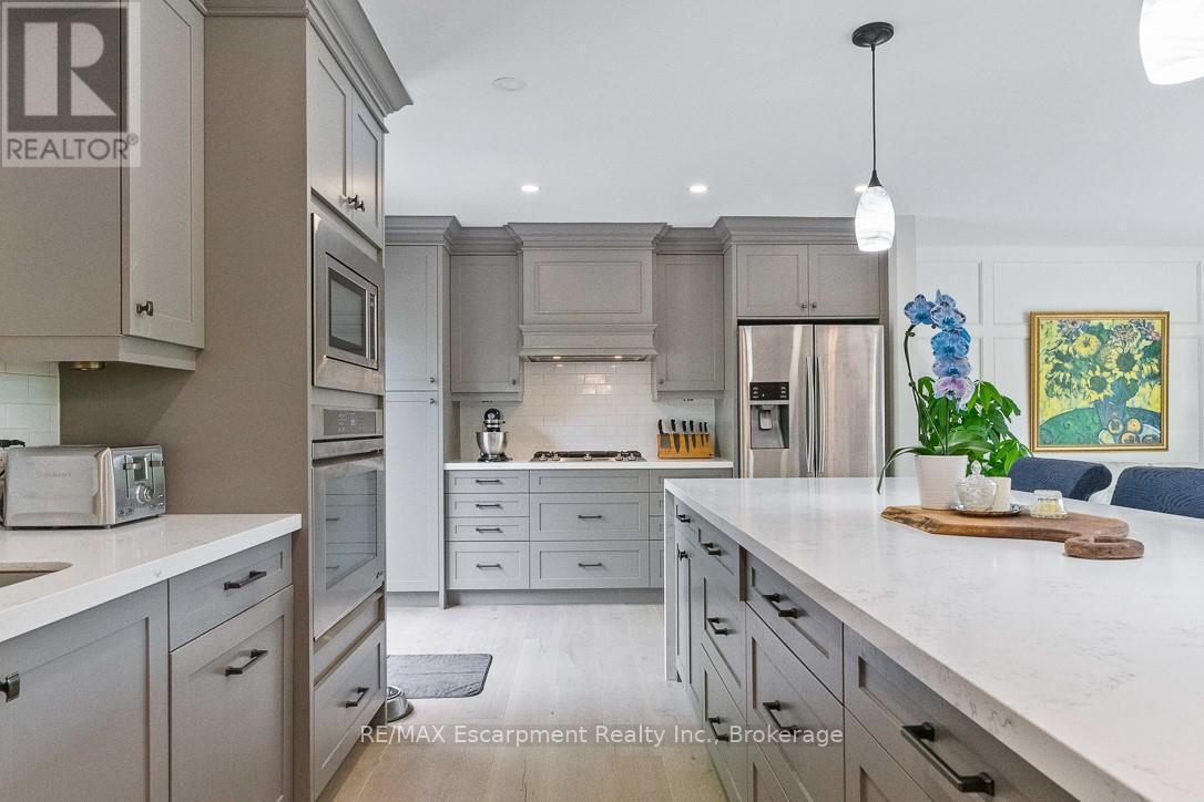 231 Southwood Court, Oakville (Br Bronte), ON - Indoor Photo Showing Kitchen With Upgraded Kitchen