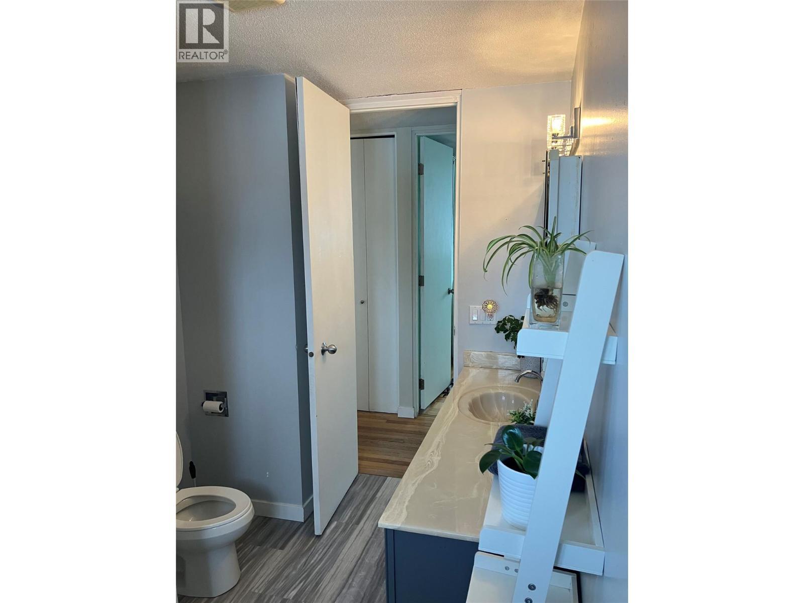 10 Beryl Drive, Logan Lake, BC - Indoor Photo Showing Bathroom