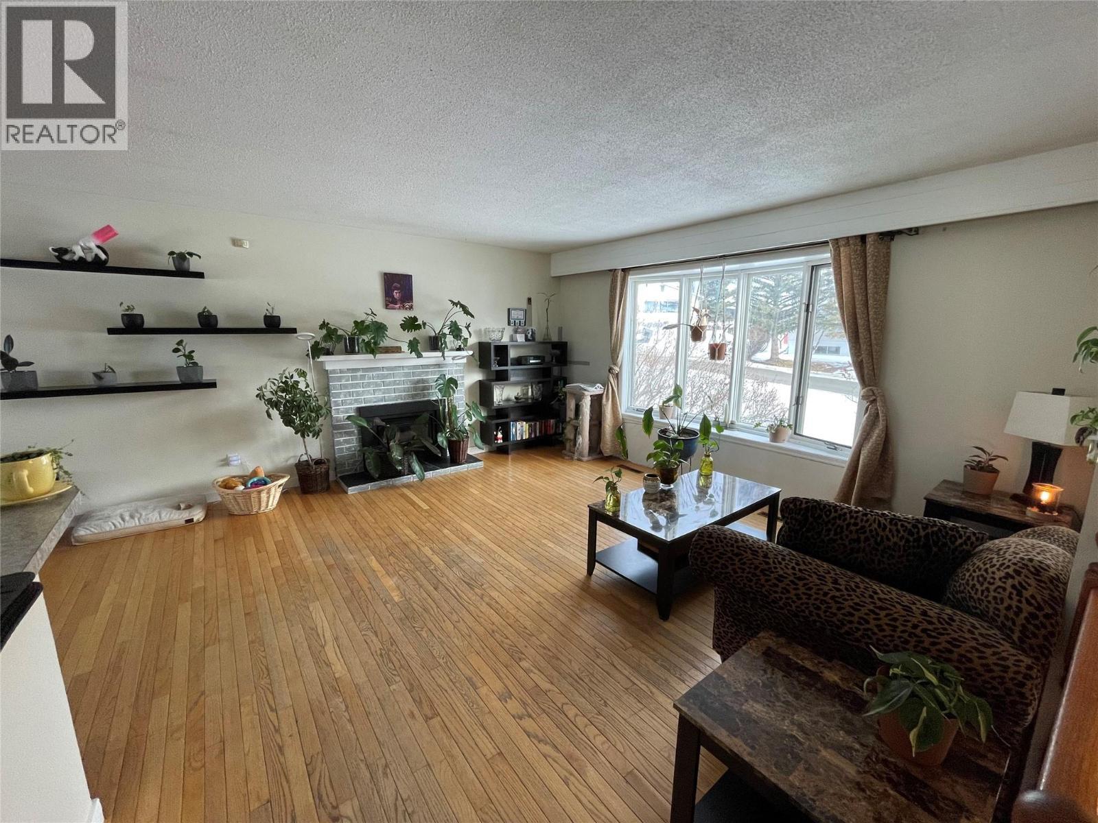 10 Beryl Drive, Logan Lake, BC - Indoor Photo Showing Living Room