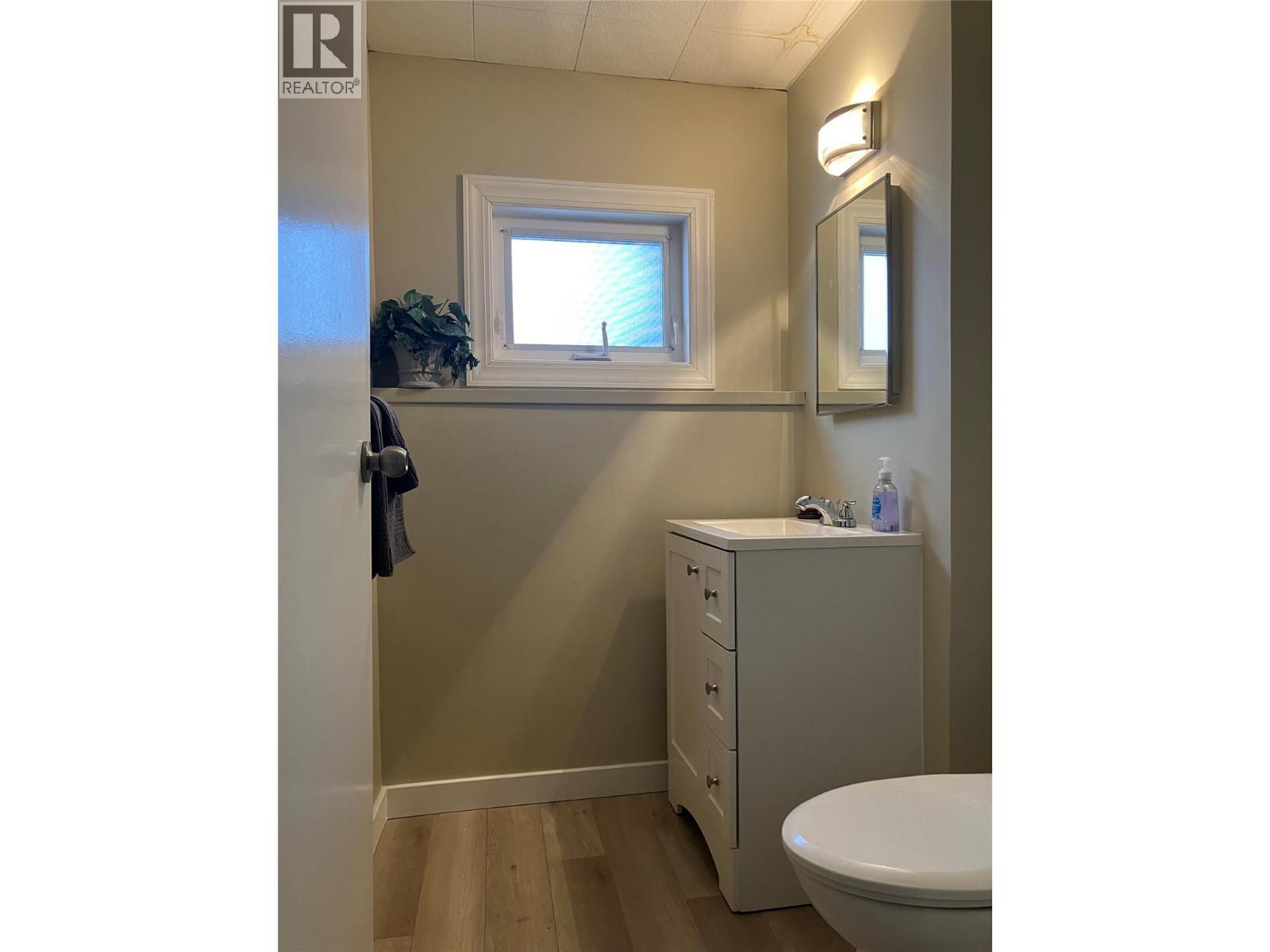 10 Beryl Drive, Logan Lake, BC - Indoor Photo Showing Bathroom