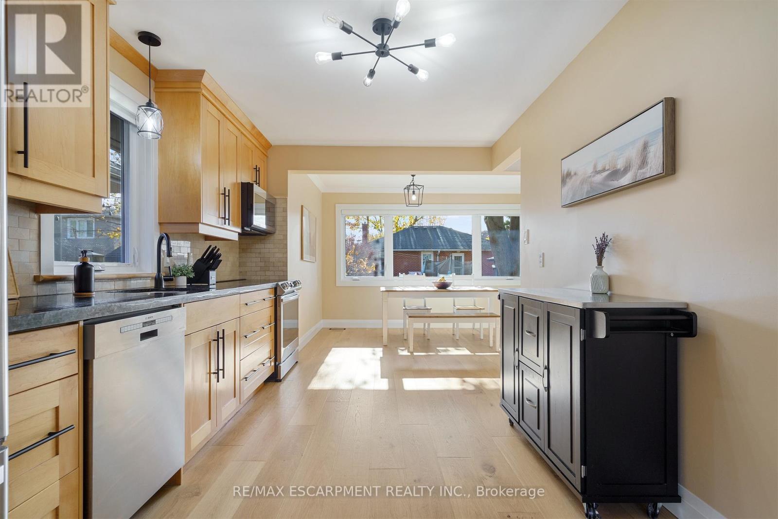 11 Mcmaster Avenue, Hamilton, ON - Indoor Photo Showing Kitchen