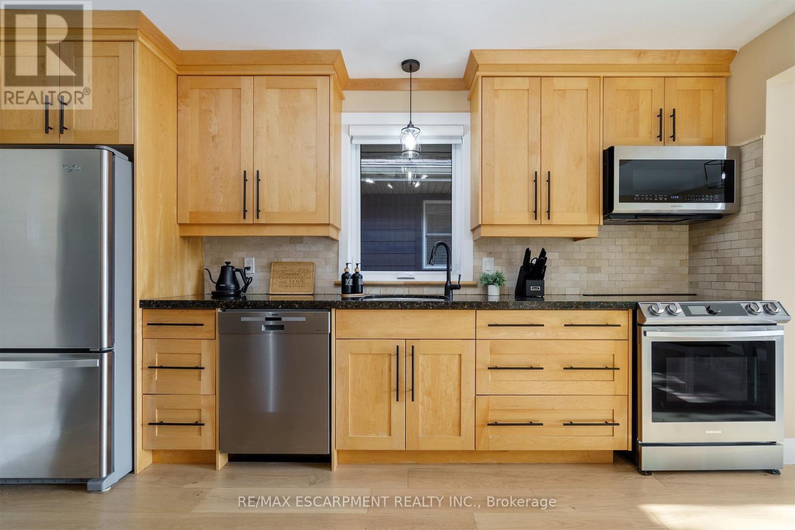 11 Mcmaster Avenue, Hamilton, ON - Indoor Photo Showing Kitchen