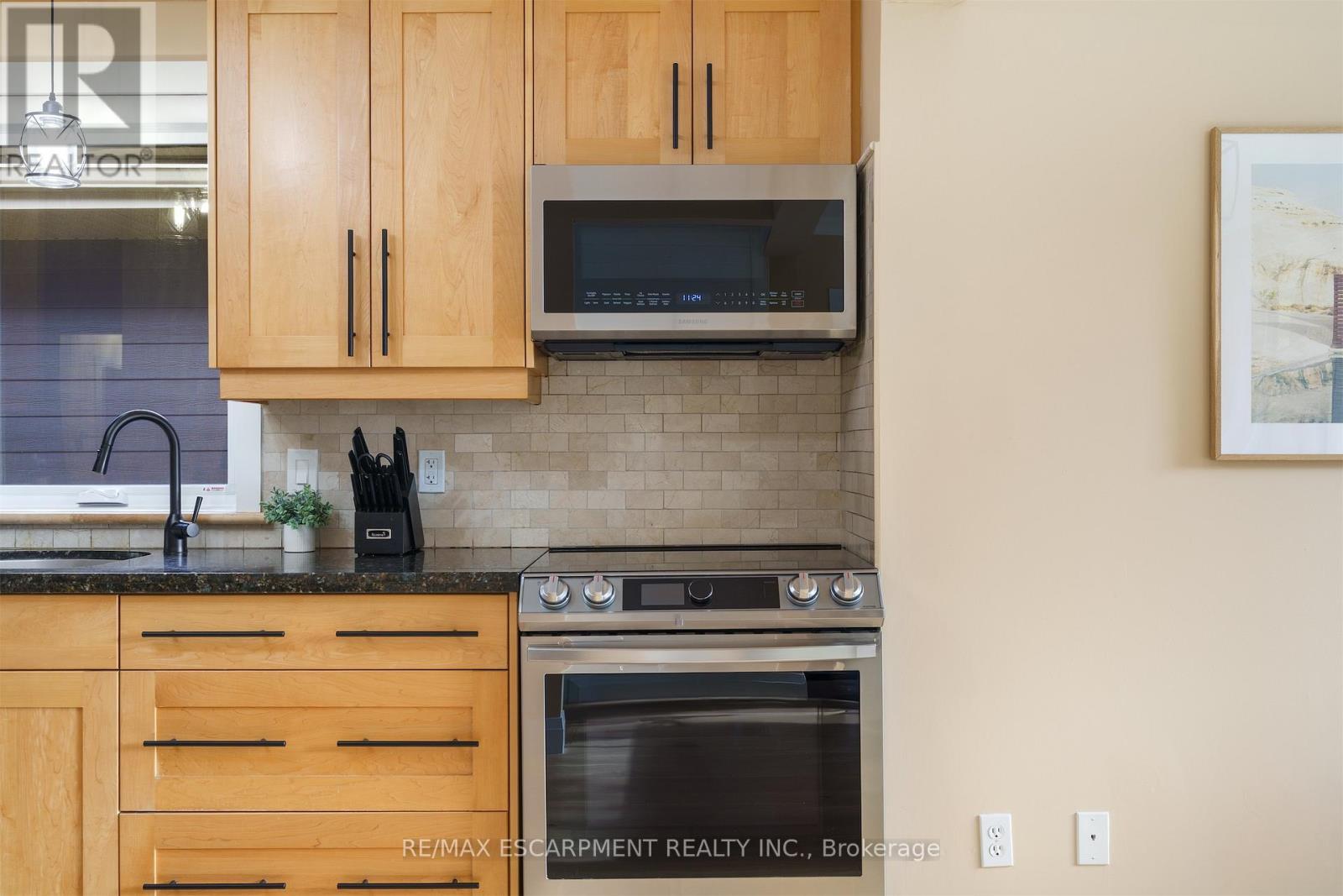 11 Mcmaster Avenue, Hamilton, ON - Indoor Photo Showing Kitchen