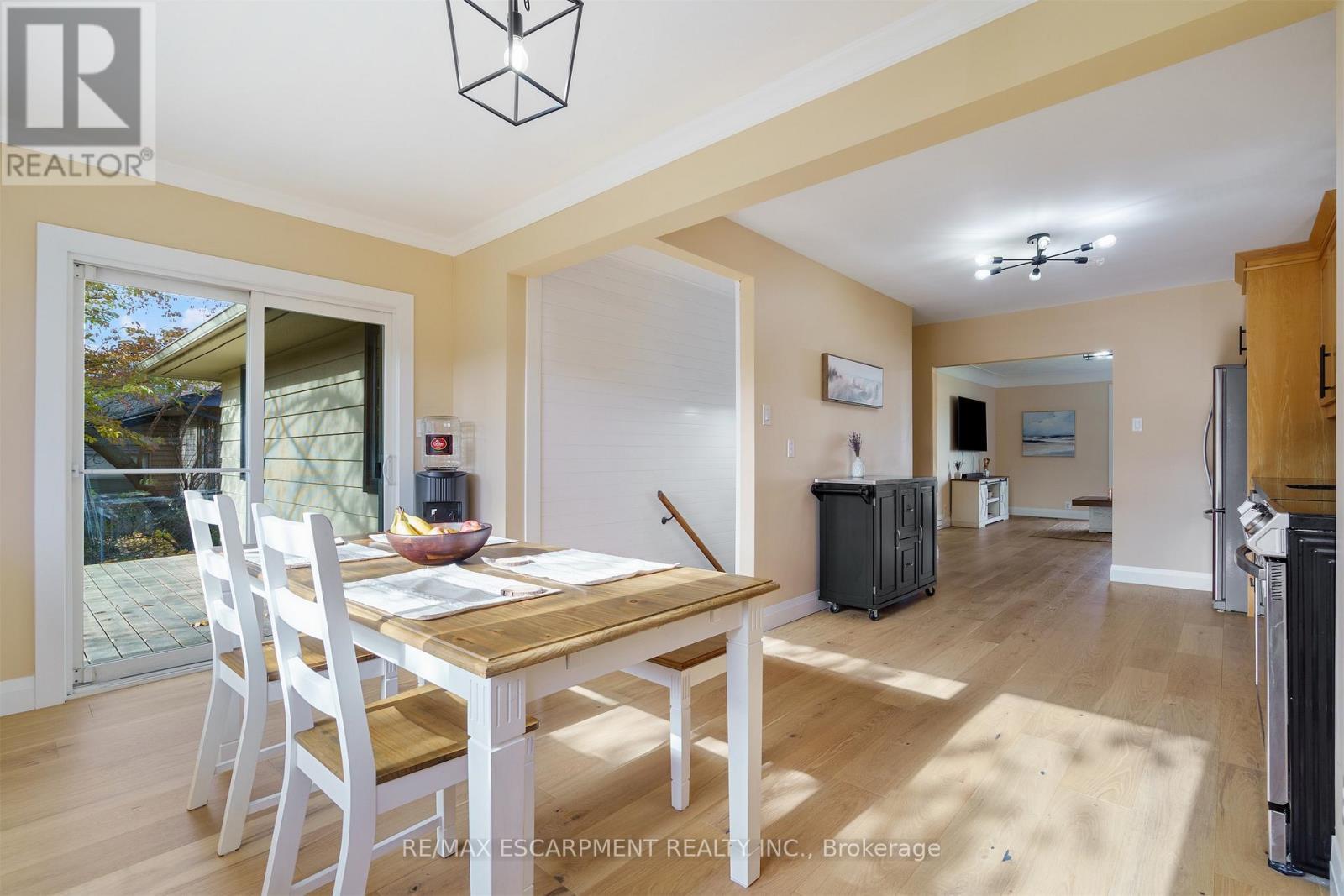 11 Mcmaster Avenue, Hamilton, ON - Indoor Photo Showing Dining Room