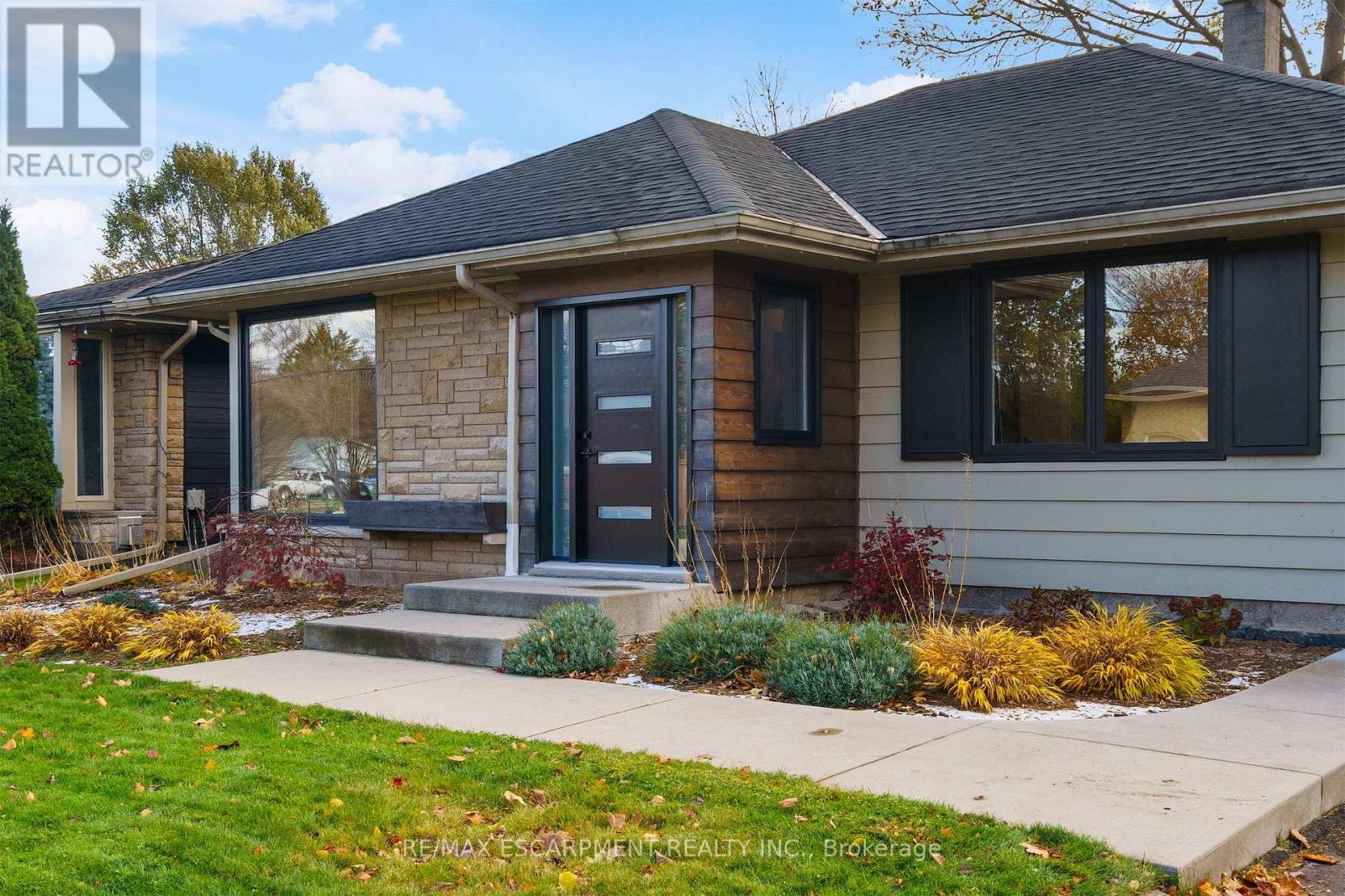 11 Mcmaster Avenue, Hamilton, ON - Outdoor