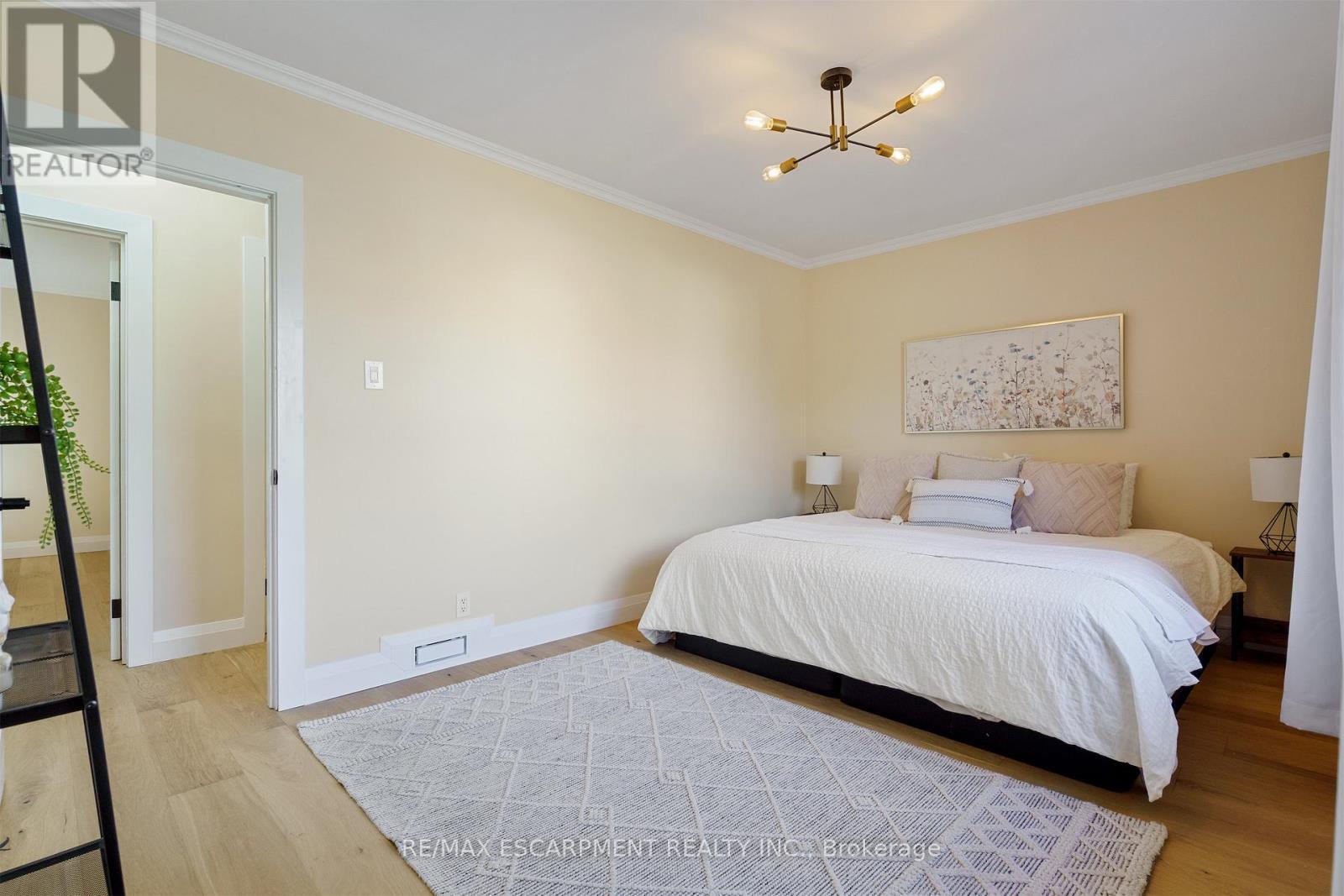 11 Mcmaster Avenue, Hamilton, ON - Indoor Photo Showing Bedroom