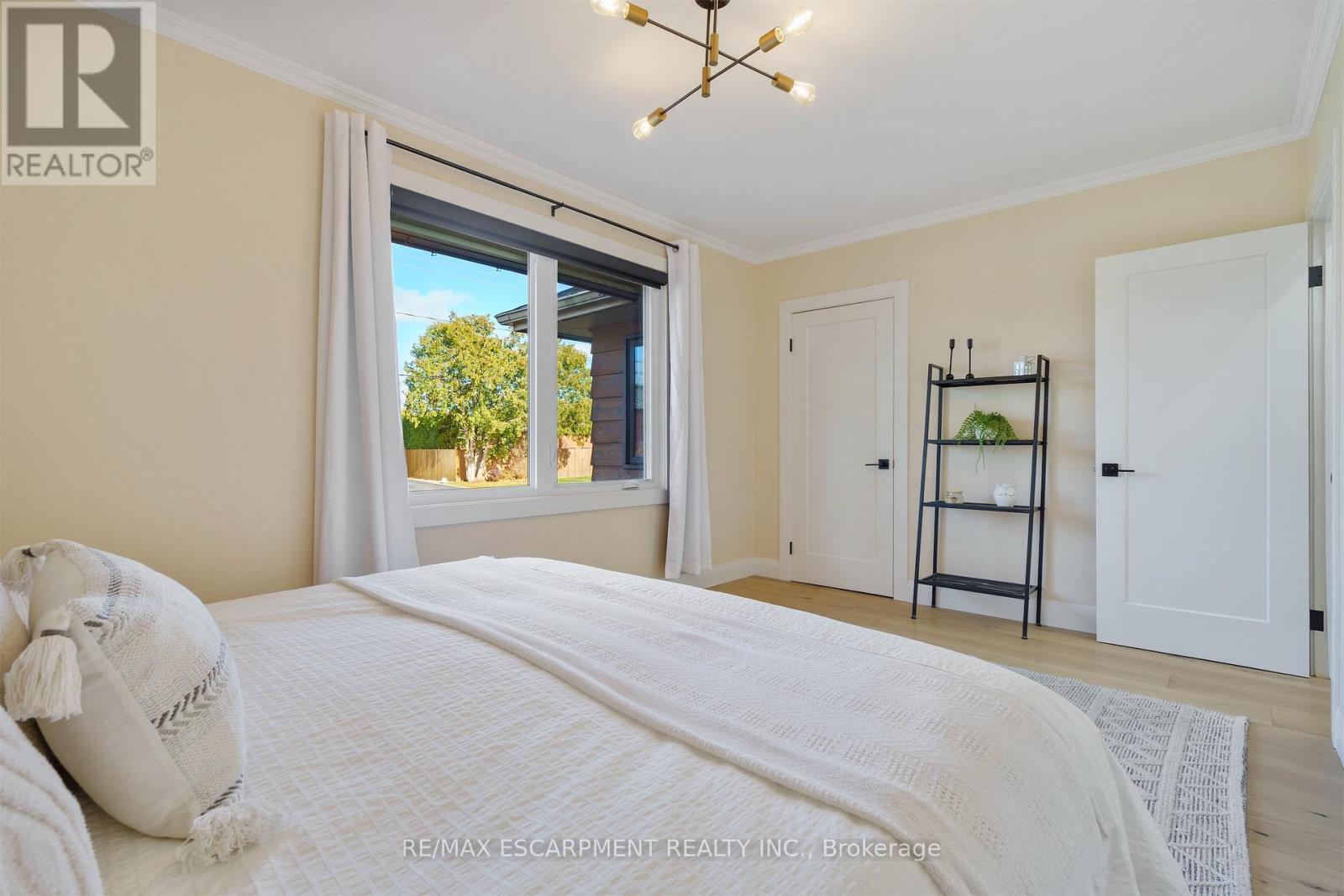 11 Mcmaster Avenue, Hamilton, ON - Indoor Photo Showing Bedroom