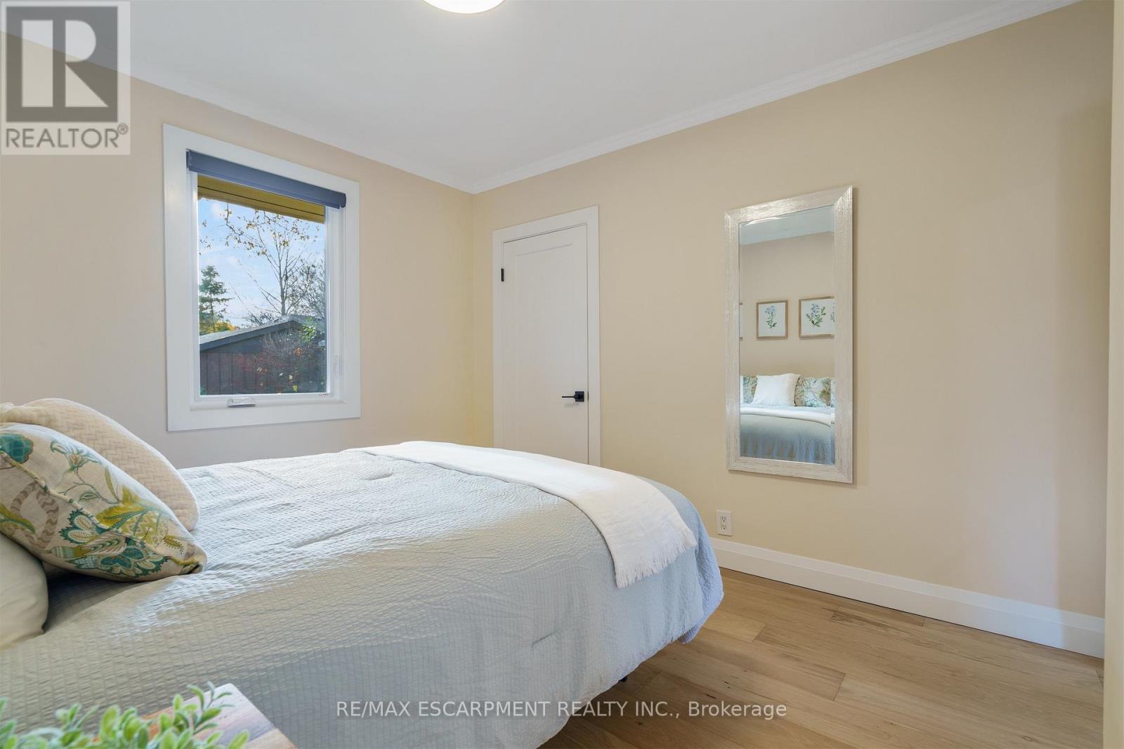 11 Mcmaster Avenue, Hamilton, ON - Indoor Photo Showing Bedroom