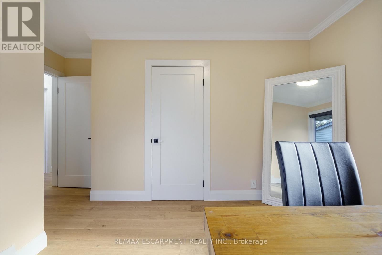 11 Mcmaster Avenue, Hamilton, ON - Indoor