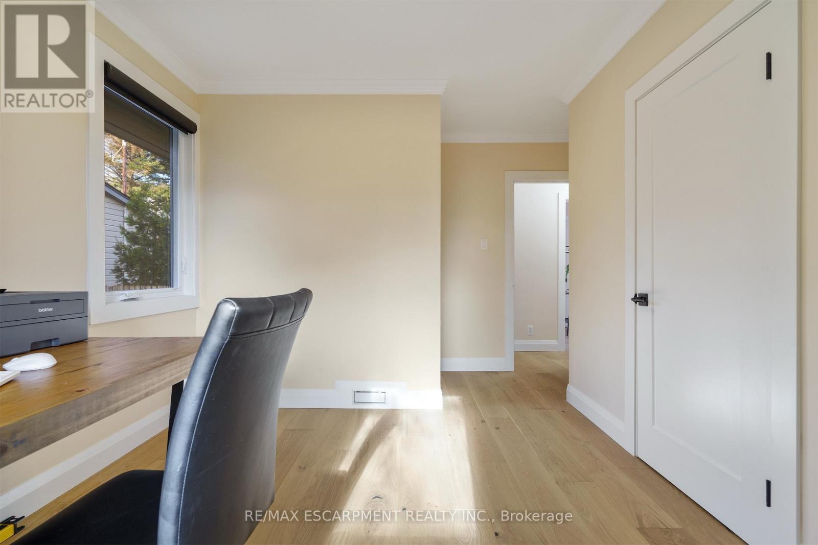 11 Mcmaster Avenue, Hamilton, ON - Indoor