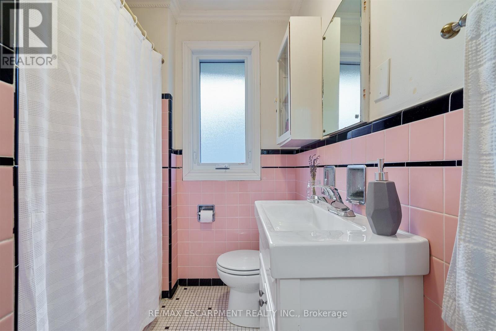 11 Mcmaster Avenue, Hamilton, ON - Indoor Photo Showing Bathroom