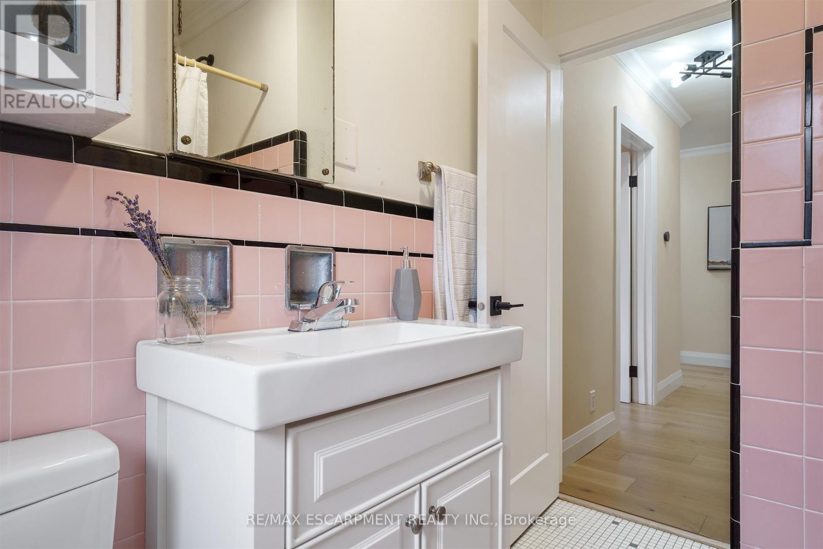 11 Mcmaster Avenue, Hamilton, ON - Indoor Photo Showing Bathroom