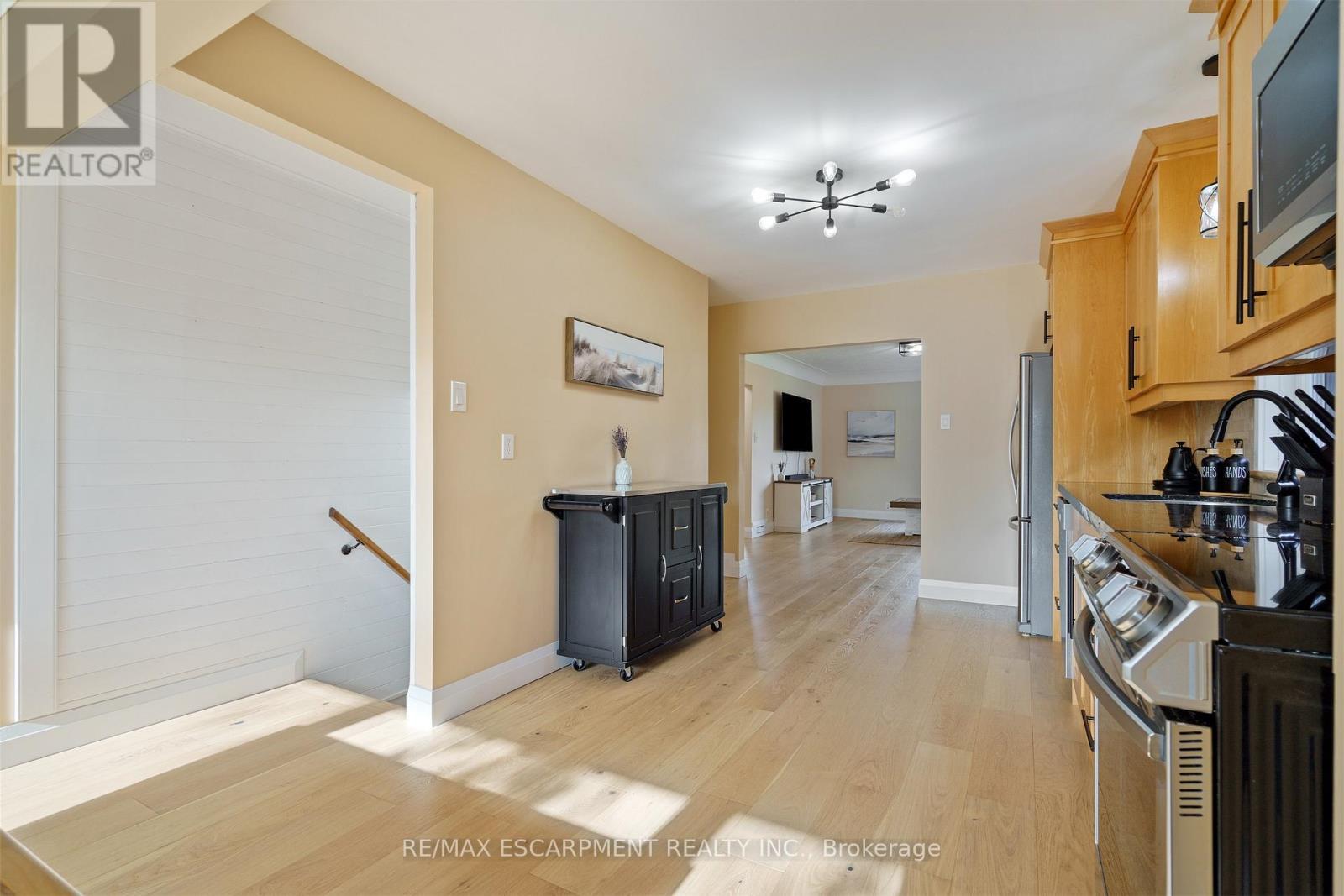 11 Mcmaster Avenue, Hamilton, ON - Indoor Photo Showing Kitchen